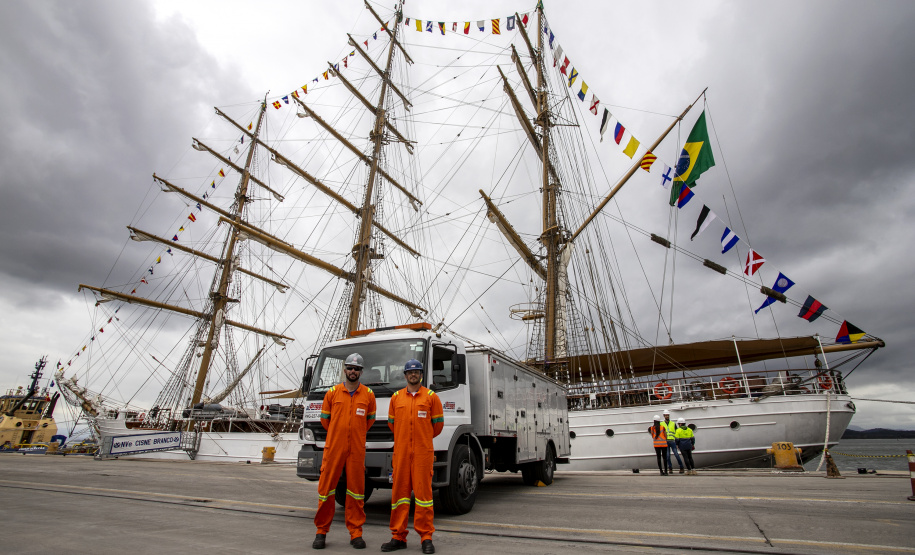 Navio-veleiro Cisne Branco atrai trabalhadores e visitantes no cais do Porto de Paranaguá