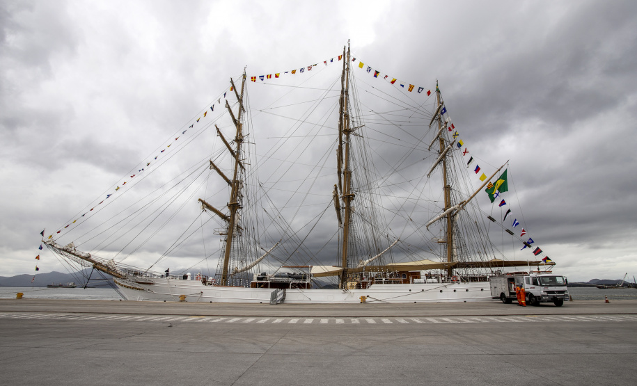 Navio-veleiro Cisne Branco atrai trabalhadores e visitantes no cais do Porto de Paranaguá