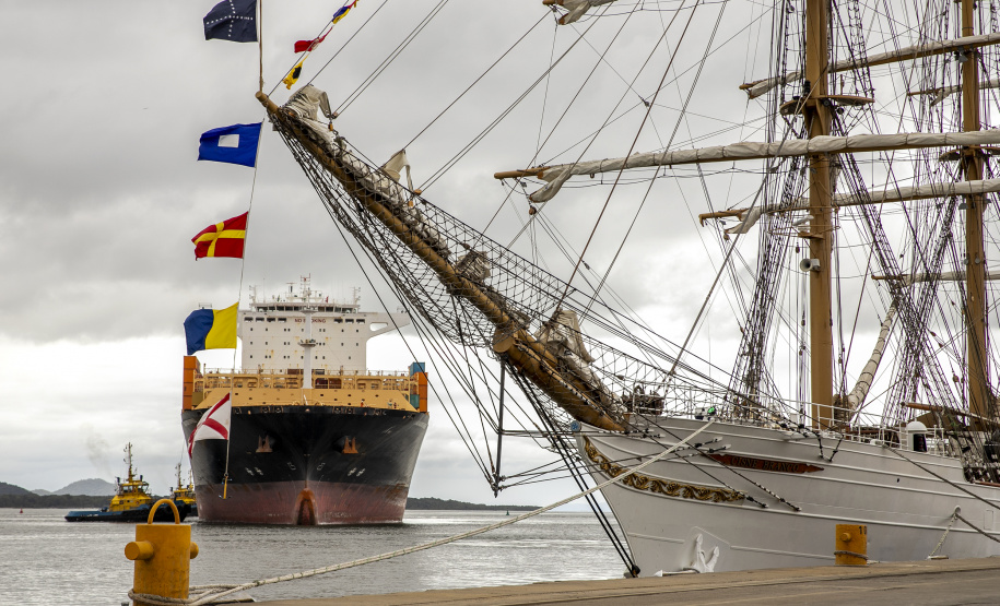 Navio-veleiro Cisne Branco atrai trabalhadores e visitantes no cais do Porto de Paranaguá