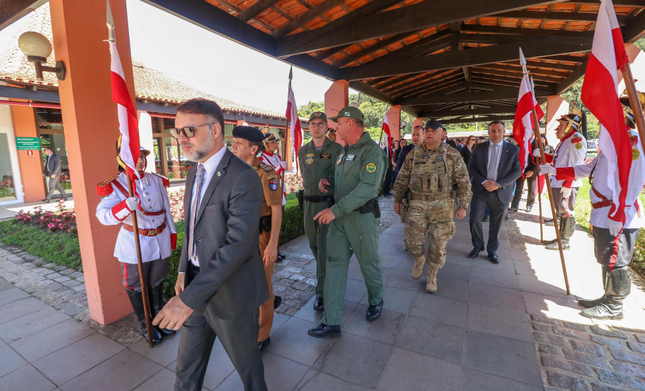 PMPR homenageia militares e autoridades civis no aniversário do BPRv, BPMOA e BOPE