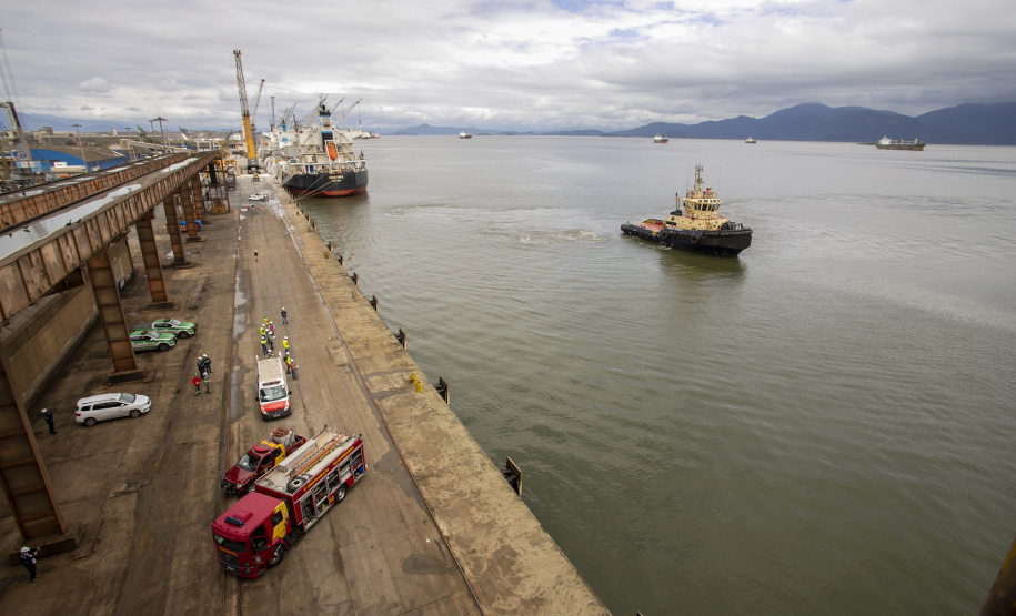 Exercício simulado mobiliza Portos do Paraná contra incêndios em shiploader