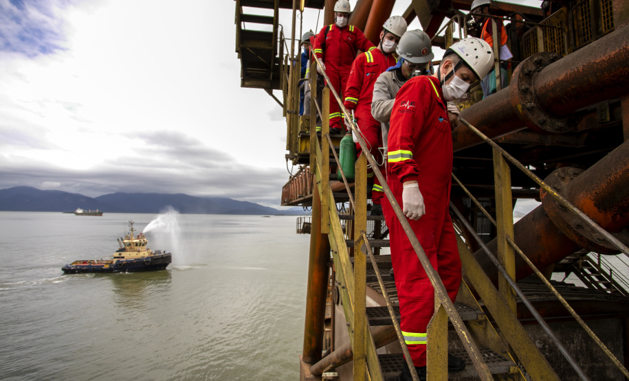 Exercício simulado mobiliza Portos do Paraná contra incêndios em shiploader