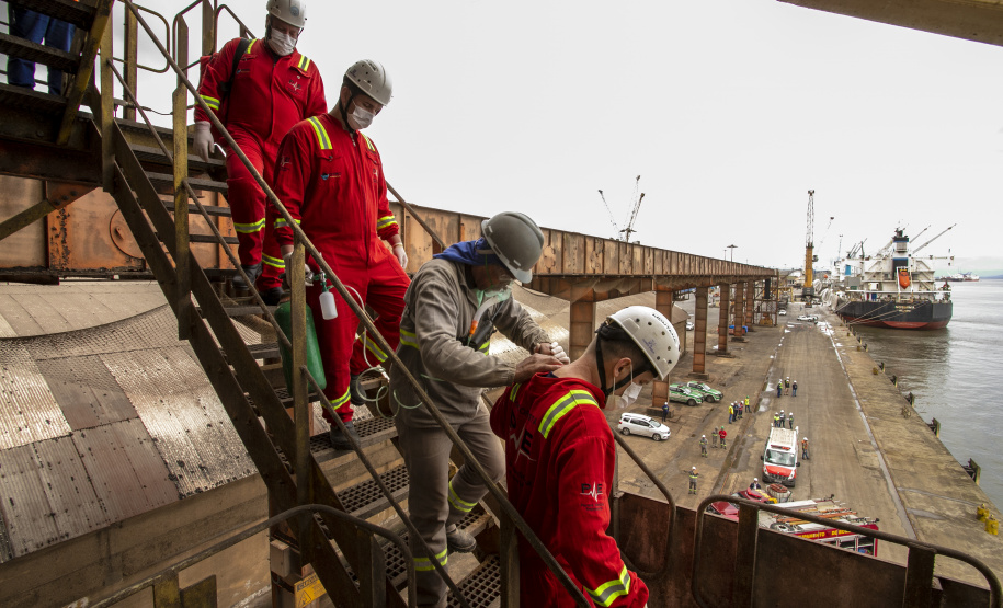 Exercício simulado mobiliza Portos do Paraná contra incêndios em shiploader