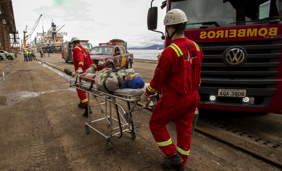 Exercício simulado mobiliza Portos do Paraná contra incêndios em shiploader