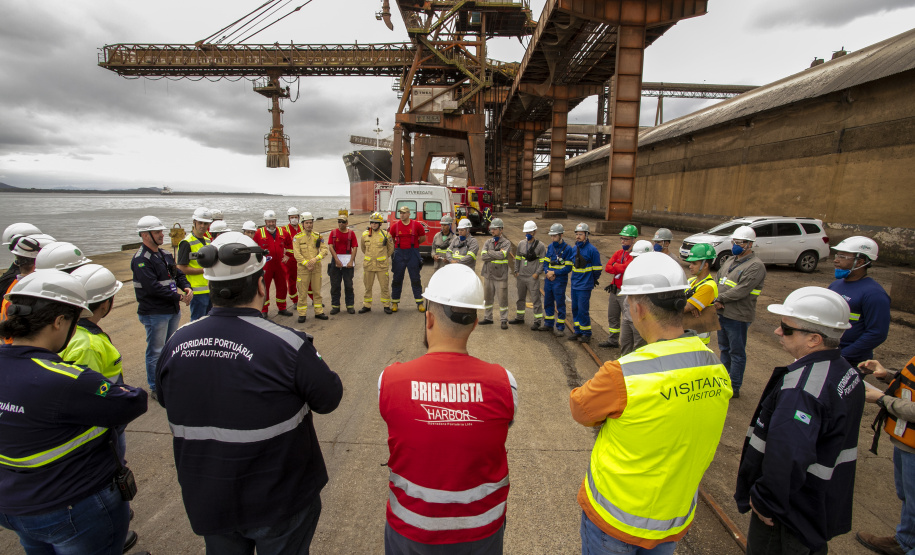 Exercício simulado mobiliza Portos do Paraná contra incêndios em shiploader