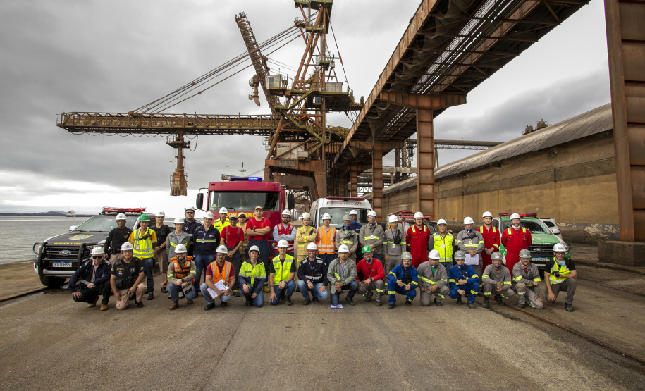 Exercício simulado mobiliza Portos do Paraná contra incêndios em shiploader