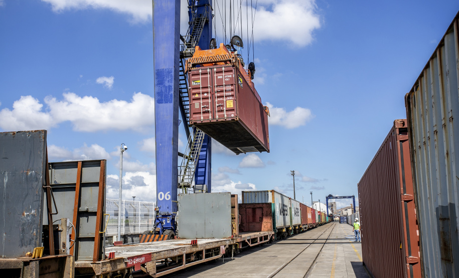 Aumenta transporte ferroviário de carga pelos portos paranaenses