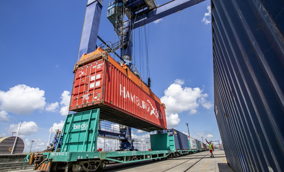 Aumenta transporte ferroviário de carga pelos portos paranaenses