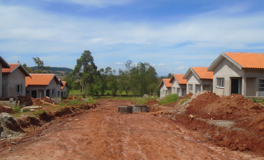 Famílias de Jundiaí do Sul que estão em busca do sonho da casa própria ainda podem participar da seleção de 23 moradias do Governo do Estado em construção na cidade, na região do Norte Pioneiro. Os interessados devem se inscrever no cadastro da Companhia de Habitação do Paraná (Cohapar), que iniciará a seleção dos beneficiários nos próximos meses