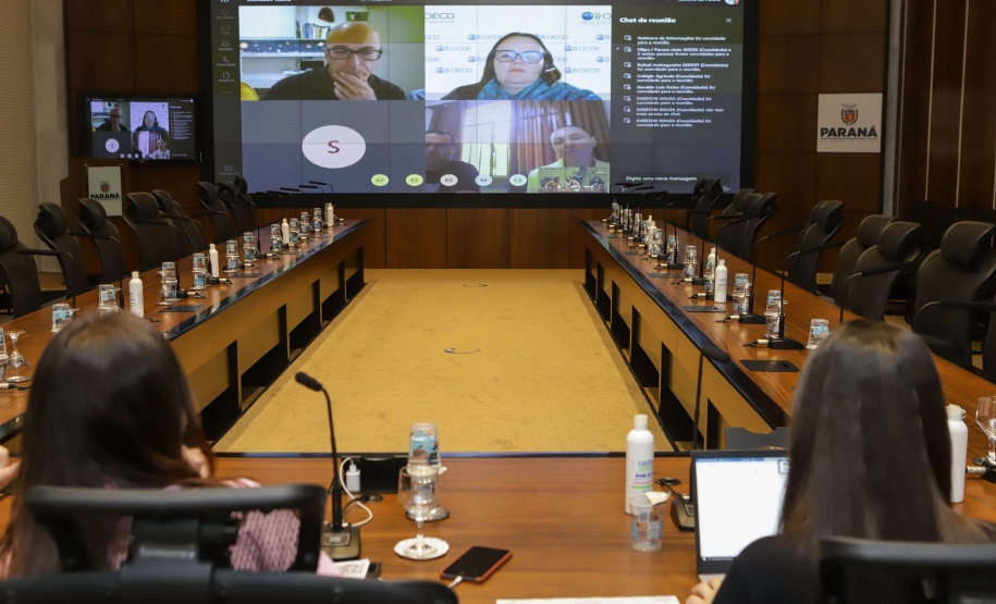 Curitiba, 25 de outubro de 2022 - Teleconferência referente a Missão OCDE no Paraná que aconteceu no Gabinete de Gestão Integrada (GGI) - Foto: Roberto Dziura Jr./AEN