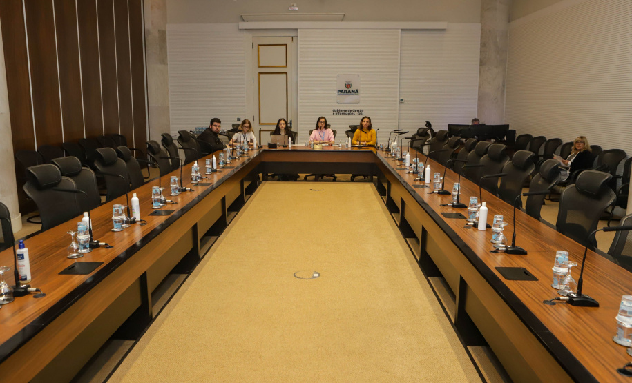 Curitiba, 25 de outubro de 2022 - Teleconferência referente a Missão OCDE no Paraná que aconteceu no Gabinete de Gestão Integrada (GGI) - Foto: Roberto Dziura Jr./AEN