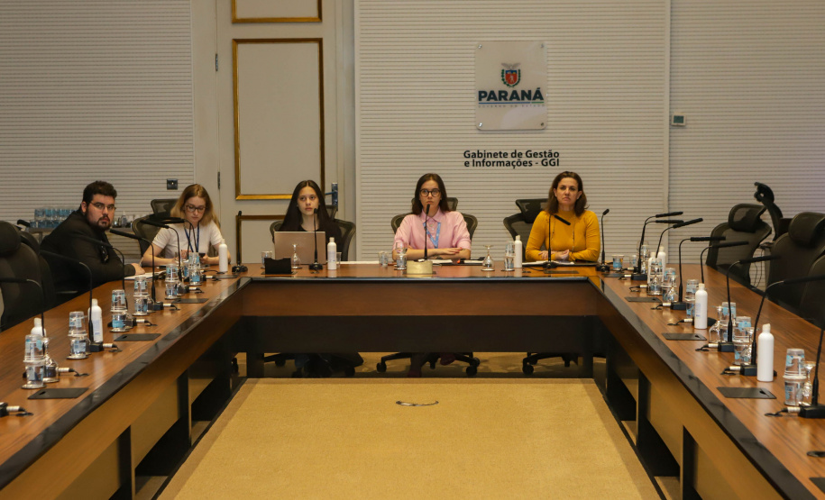Curitiba, 25 de outubro de 2022 - Teleconferência referente a Missão OCDE no Paraná que aconteceu no Gabinete de Gestão Integrada (GGI) - Foto: Roberto Dziura Jr./AEN