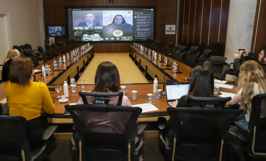 Curitiba, 25 de outubro de 2022 - Teleconferência referente a Missão OCDE no Paraná que aconteceu no Gabinete de Gestão Integrada (GGI) - Foto: Roberto Dziura Jr./AEN