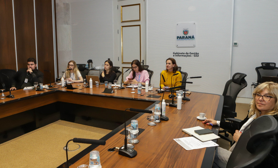 Curitiba, 25 de outubro de 2022 - Teleconferência referente a Missão OCDE no Paraná que aconteceu no Gabinete de Gestão Integrada (GGI) - Foto: Roberto Dziura Jr./AEN