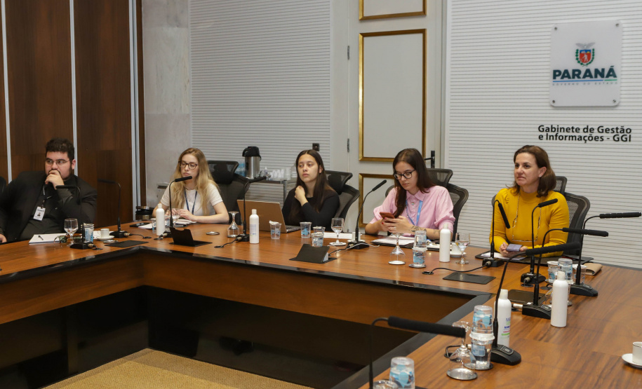 Curitiba, 25 de outubro de 2022 - Teleconferência referente a Missão OCDE no Paraná que aconteceu no Gabinete de Gestão Integrada (GGI) - Foto: Roberto Dziura Jr./AEN