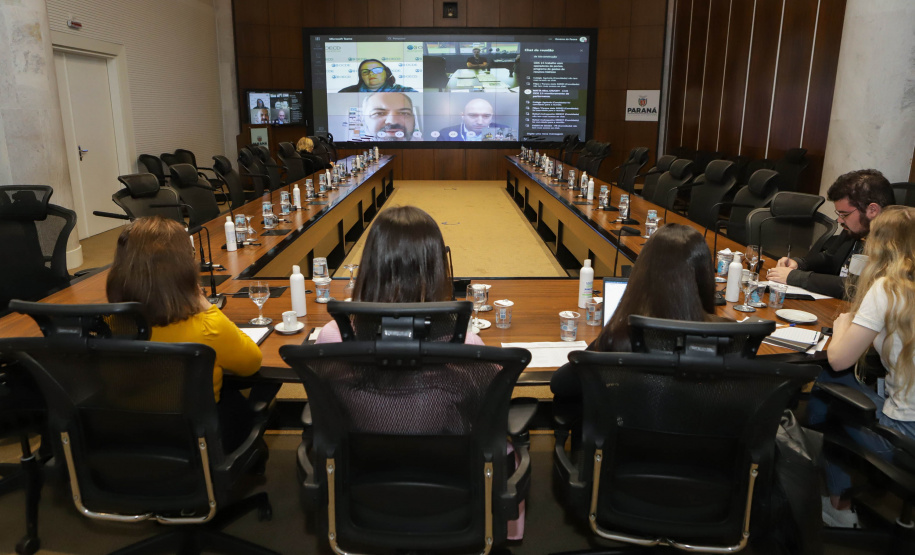 Curitiba, 25 de outubro de 2022 - Teleconferência referente a Missão OCDE no Paraná que aconteceu no Gabinete de Gestão Integrada (GGI) - Foto: Roberto Dziura Jr./AEN