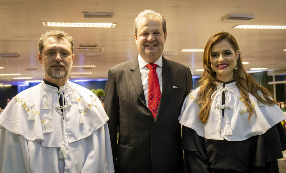 Novos gestores da UEM, Leandro Vanalli e Gisele Mendes, tomam posse
