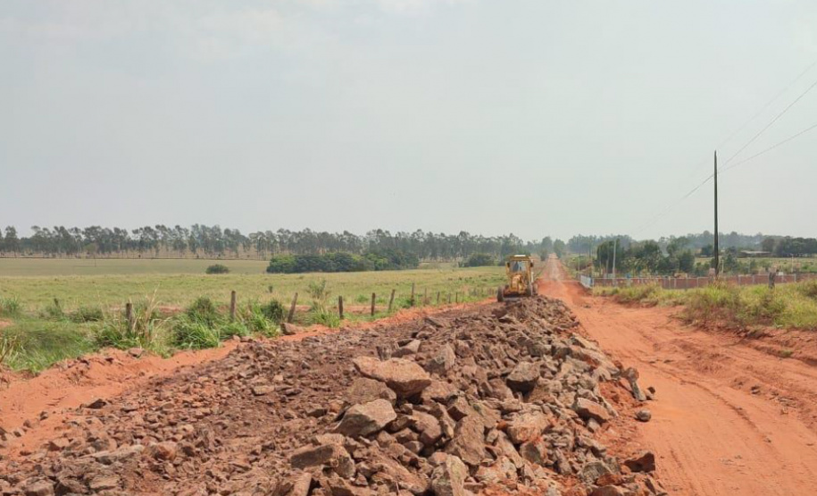 Trecho não pavimentado de rodovia em Loanda recebe serviços de conservação
