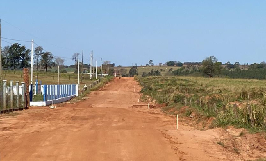 Trecho não pavimentado de rodovia em Loanda recebe serviços de conservação