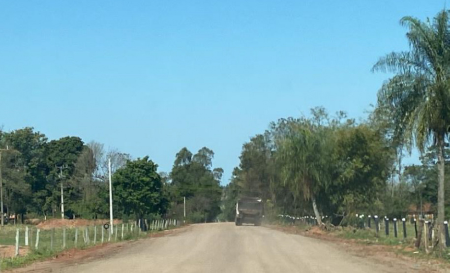 Trecho não pavimentado de rodovia em Loanda recebe serviços de conservação