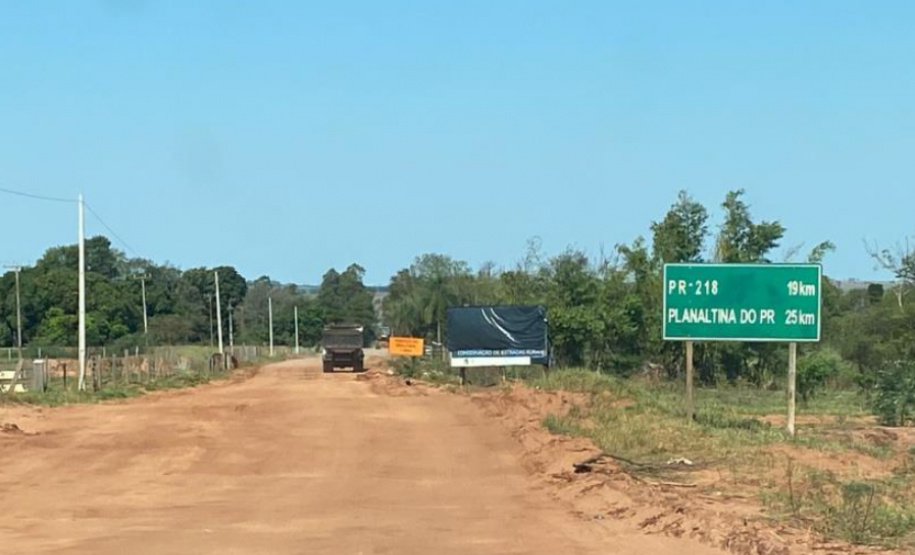 Trecho não pavimentado de rodovia em Loanda recebe serviços de conservação