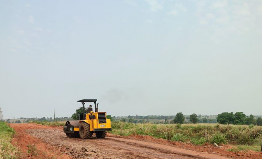Trecho não pavimentado de rodovia em Loanda recebe serviços de conservação