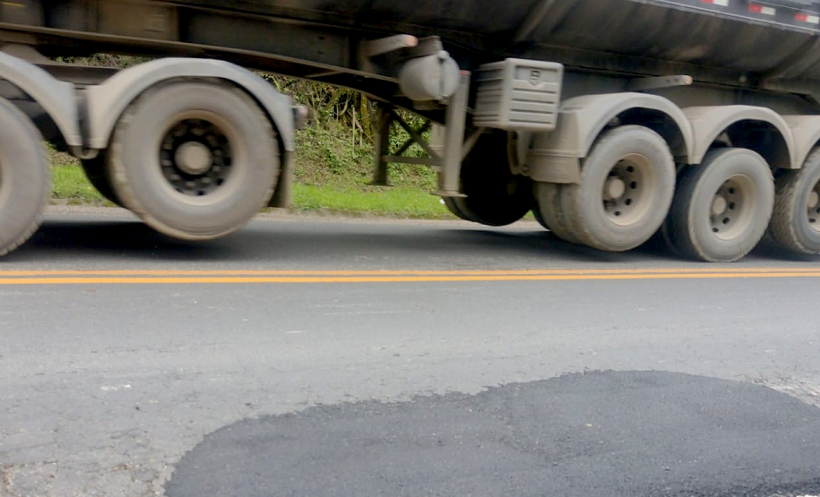 Rodovias atingidas pelas chuvas estão recebendo serviços do DER/PR