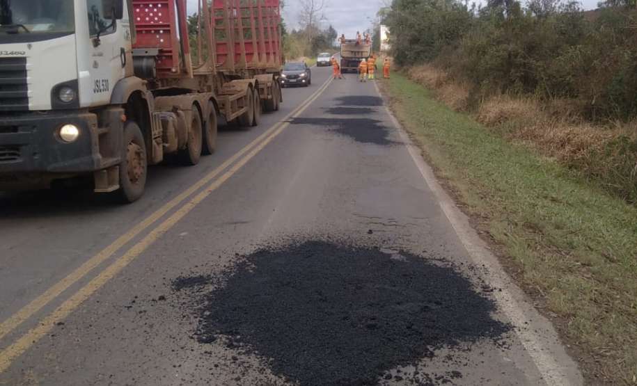 Rodovias atingidas pelas chuvas estão recebendo serviços do DER/PR
