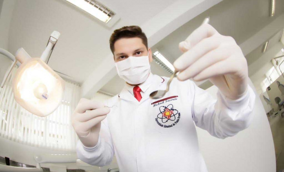 UEPG seleciona pacientes voluntários para clareamento dental gratuito