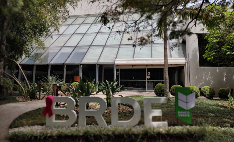 Prédios públicos e símbolos do Paraná se pintam de rosa em nome da prevenção ao câncer