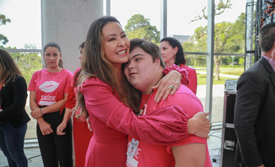 Primeira-dama destaca importância da conscientização contra o câncer de mama