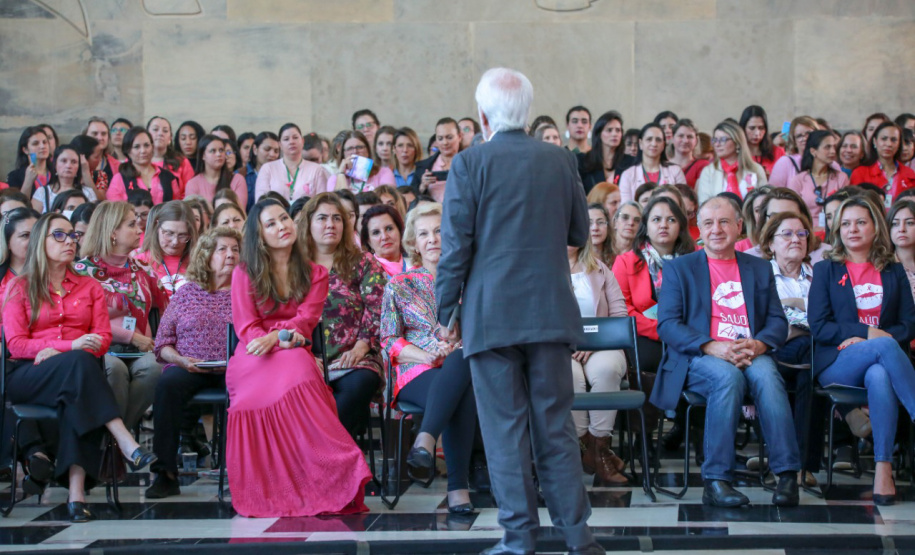 Primeira-dama destaca importância da conscientização contra o câncer de mama