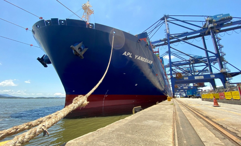 Porto de Paranaguá tem dez berços operando com calado maior e atrai navios cada vez maiores