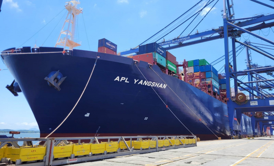 Porto de Paranaguá tem dez berços operando com calado maior e atrai navios cada vez maiores
