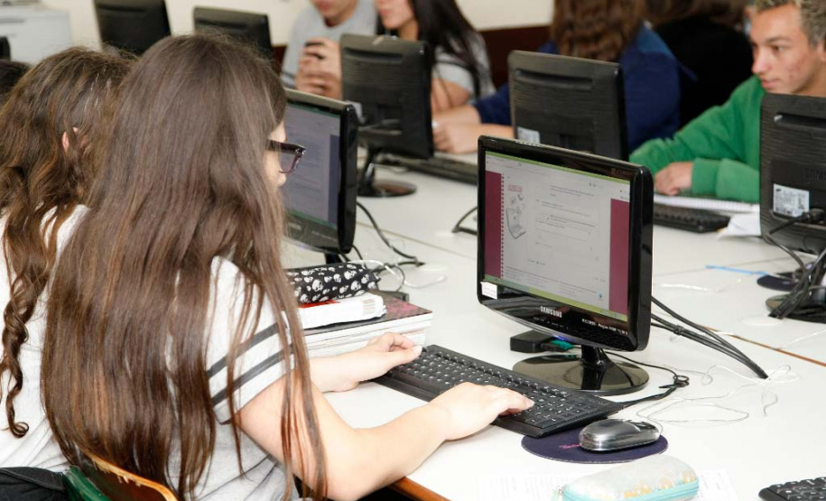 Primeira fase do Enem acontece neste domingo e mobiliza 145 mil estudantes do Paraná