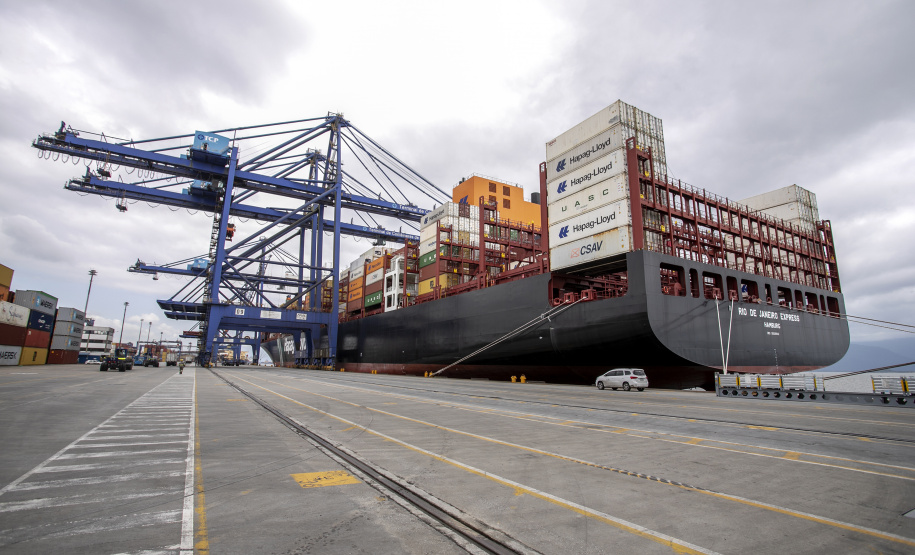 Porto de Paranaguá tem dez berços operando com calado maior e atrai navios cada vez maiores