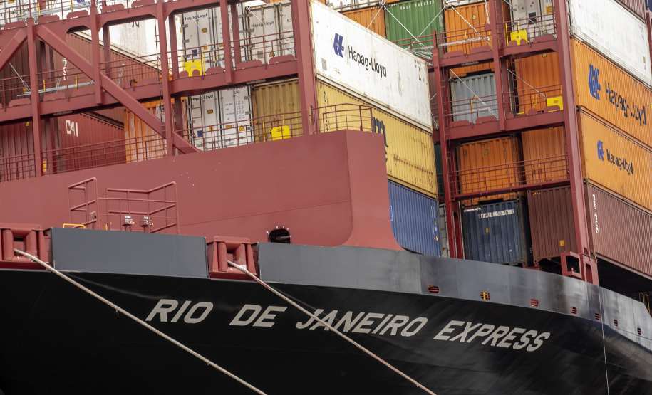 Porto de Paranaguá tem dez berços operando com calado maior e atrai navios cada vez maiores