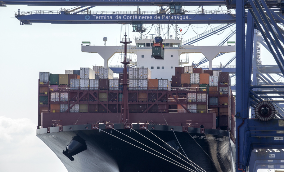 Porto de Paranaguá tem dez berços operando com calado maior e atrai navios cada vez maiores