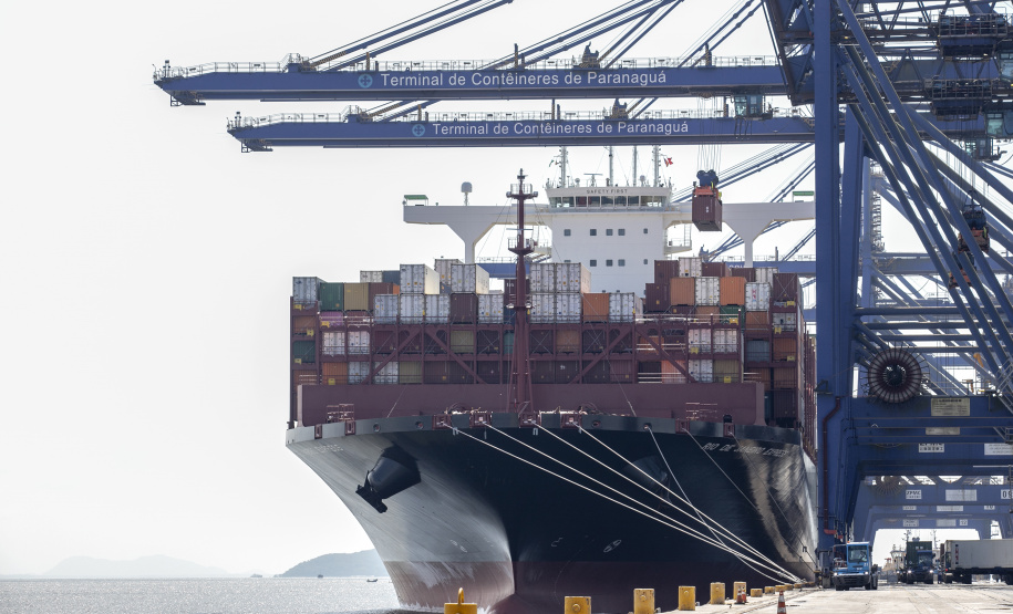 Porto de Paranaguá tem dez berços operando com calado maior e atrai navios cada vez maiores