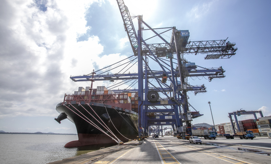 Porto de Paranaguá tem dez berços operando com calado maior e atrai navios cada vez maiores