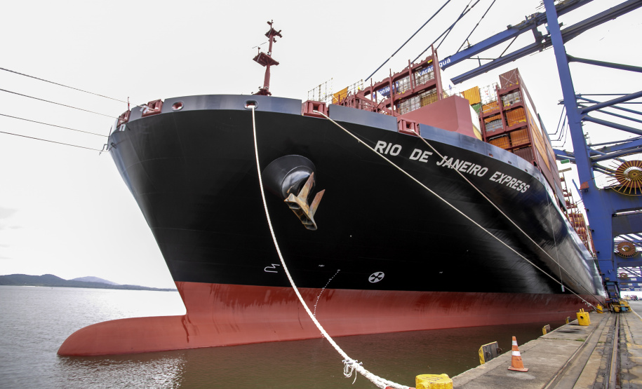 Porto de Paranaguá tem dez berços operando com calado maior e atrai navios cada vez maiores