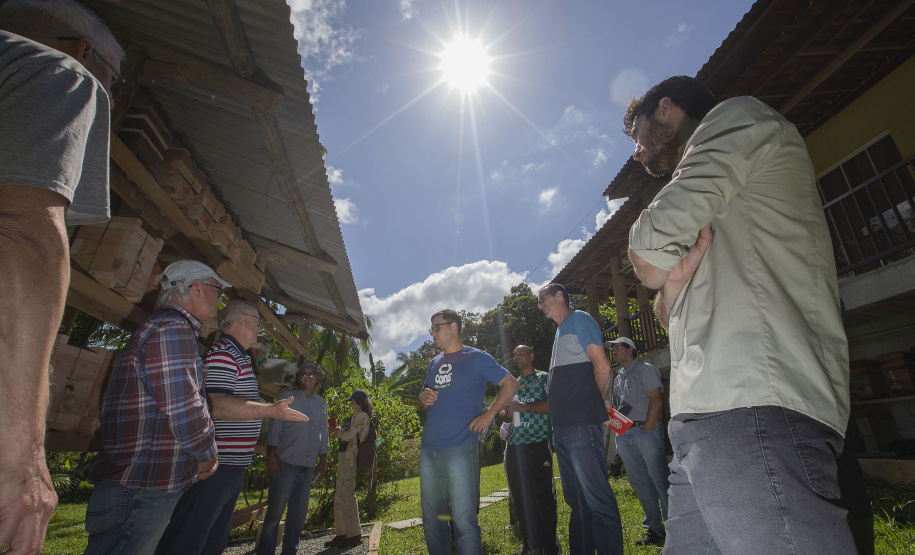 MORRETES (BRASIL), 10/11/2022;  Agricultores de Morretes recebem curso apicultura em uma propriedade com criacção de abelhas, Paraná, Brasil, em 10 de Novembro de 2022. Foto: Hedeson Alves/TECPAR