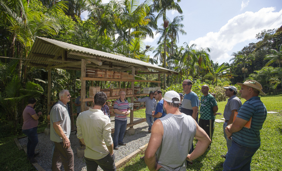 MORRETES (BRASIL), 10/11/2022;  Agricultores de Morretes recebem curso apicultura em uma propriedade com criacção de abelhas, Paraná, Brasil, em 10 de Novembro de 2022. Foto: Hedeson Alves/TECPAR