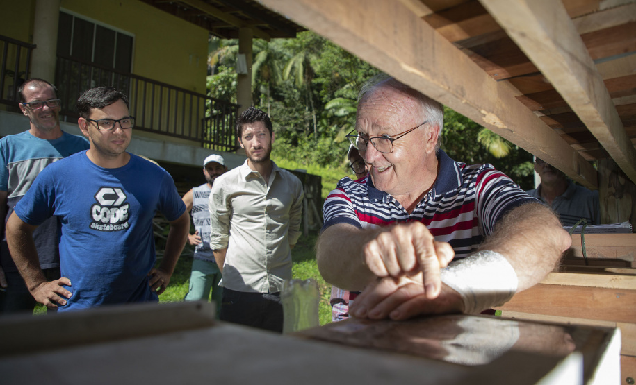 MORRETES (BRASIL), 10/11/2022;  Agricultores de Morretes recebem curso apicultura em uma propriedade com criacção de abelhas, Paraná, Brasil, em 10 de Novembro de 2022. Foto: Hedeson Alves/TECPAR