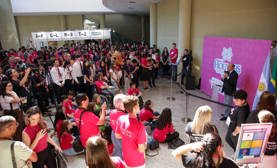 Alunos da rede recebem prêmios por projetos científicos apresentados na FIciencias