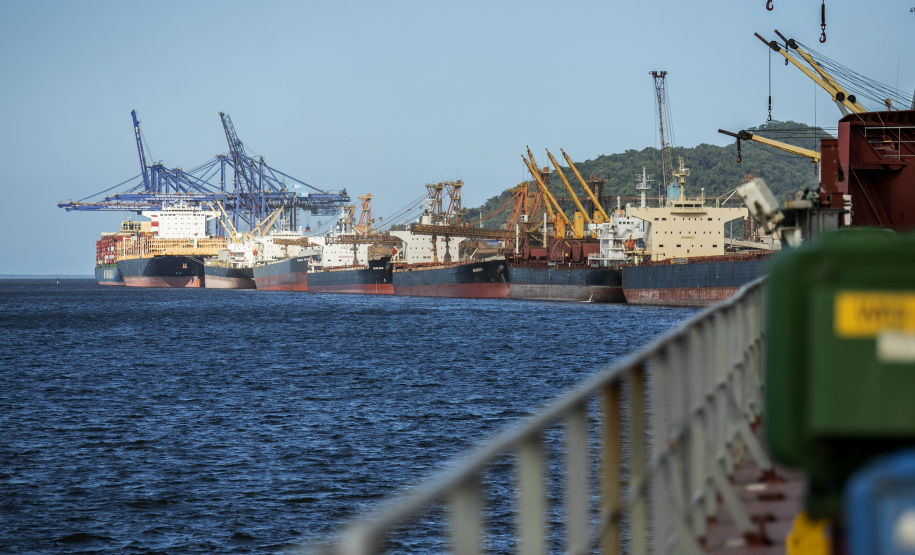 Movimentação portuária do Paraná registra alta no mês e no acumulado de outubro