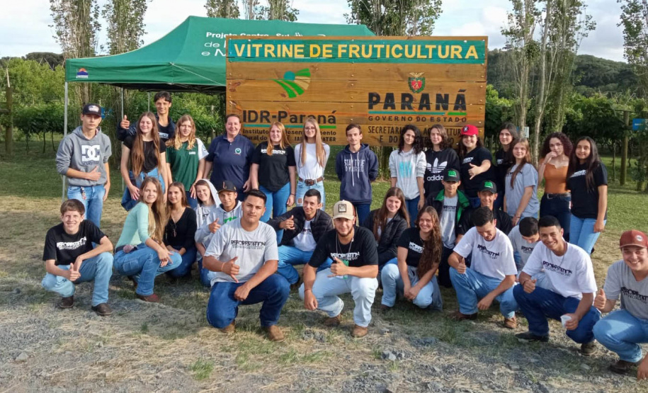 Estudantes conhecem tecnologias para a produção de frutas de clima temperado na Estação de Pesquisa do IDR-Paraná