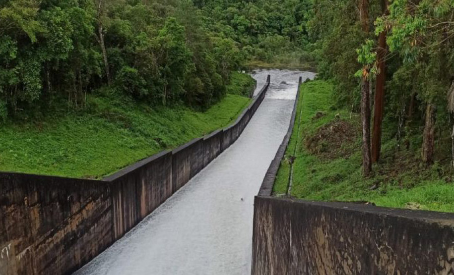 Com volume de chuvas, Copel informa abertura de comportas do reservatório do Capivari