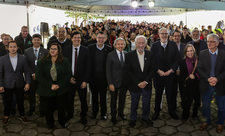 Governo entrega 19 caminhões para garantir mais eficiência a agricultura familiar e atender escolas municipais