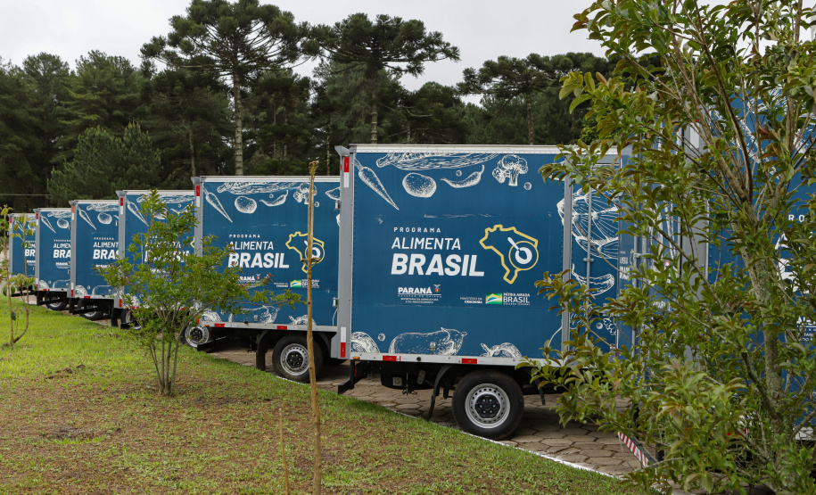 Governo entrega 19 caminhões para garantir mais eficiência a agricultura familiar e atender escolas municipais